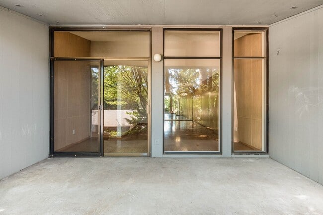 Building Photo - Great Grass Lawn Community Condo