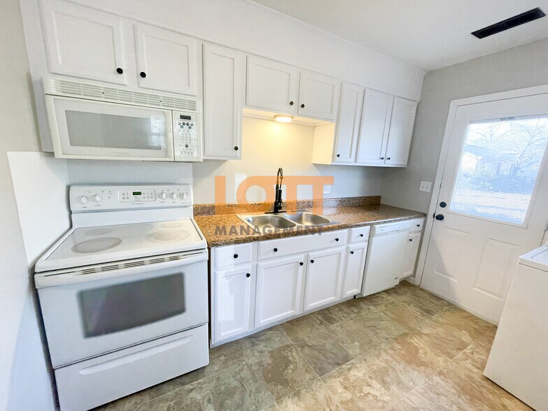 Building Photo - 2404 E Lee Rd