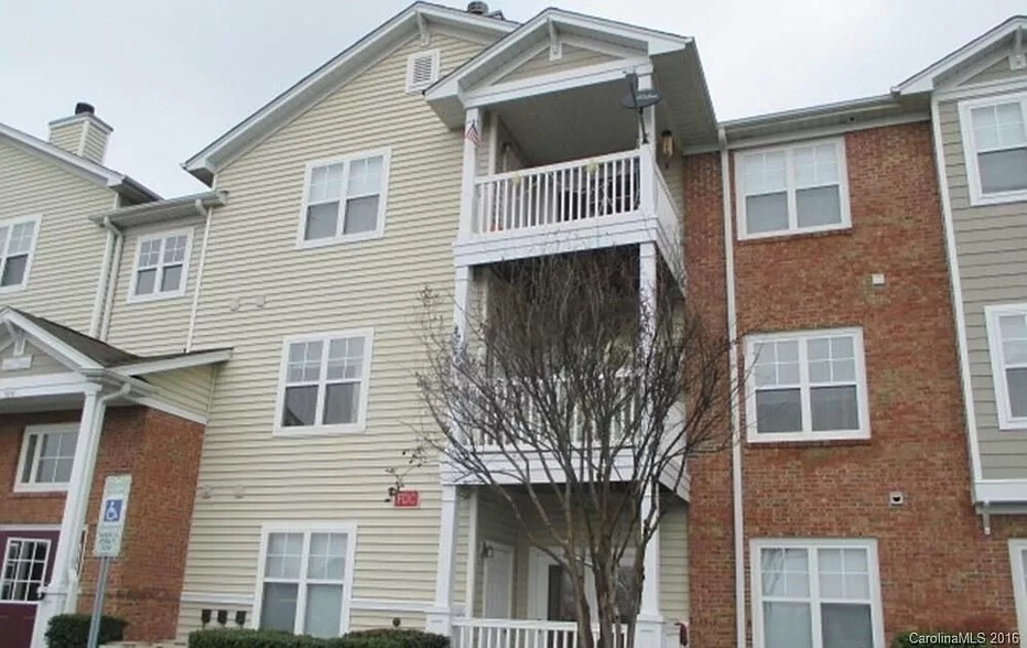 Building Photo - Room in Condo on Hyde Glen Ct