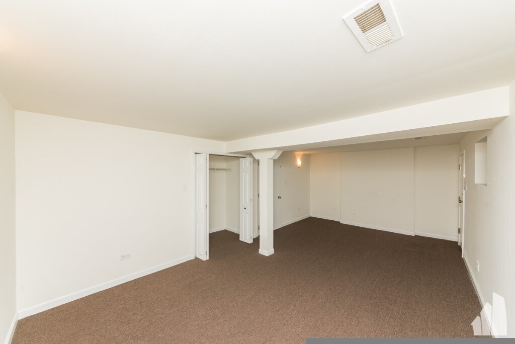Building Photo - 2833 W Medill Ave