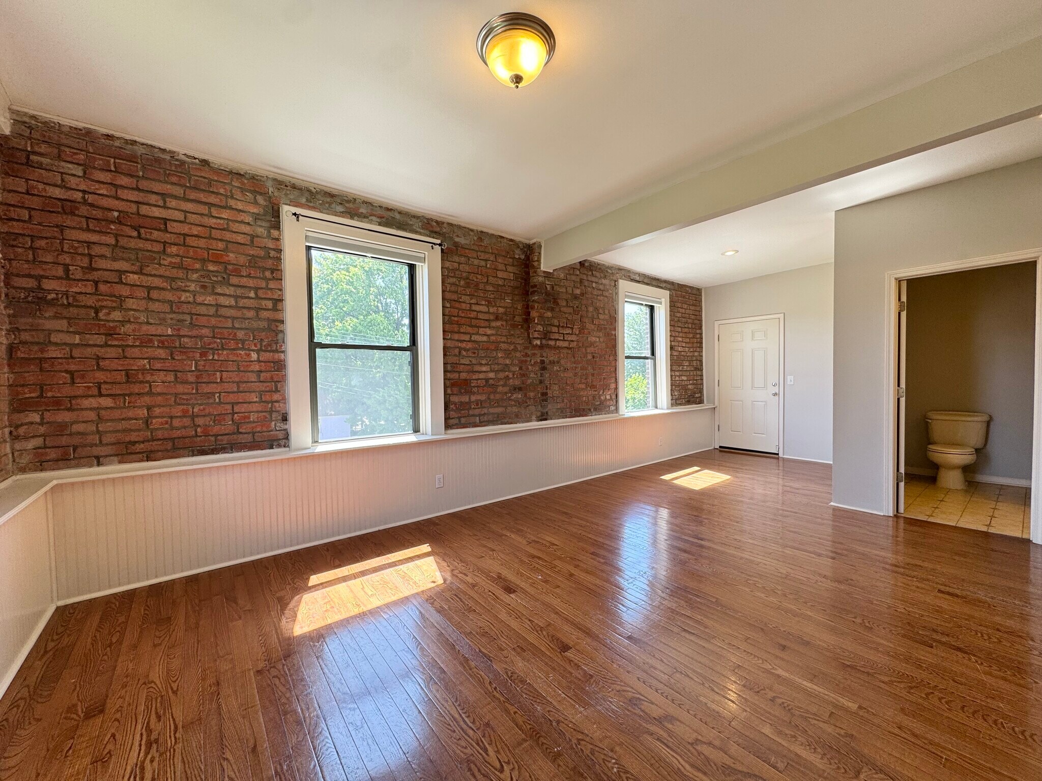 Building Photo - 503 N 6th St