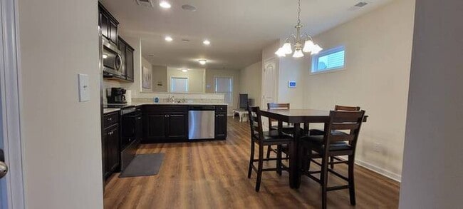 Building Photo - Furnished rental