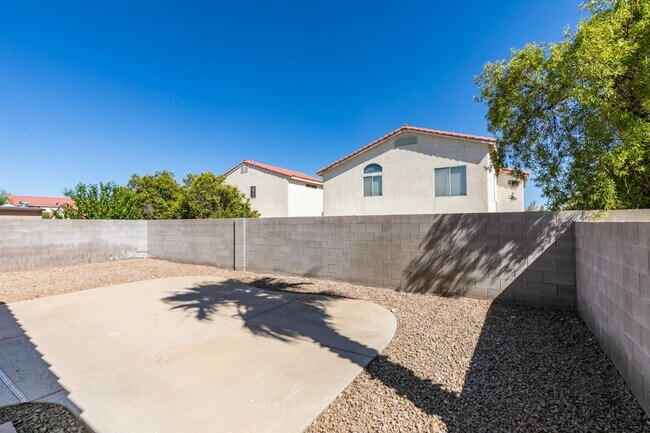 Building Photo - Stunning 3 bedroom, 2 bathroom house located in Silverado Ranch.