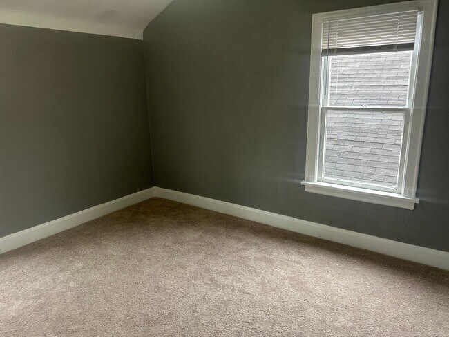 Building Photo - 2 Bedroom House