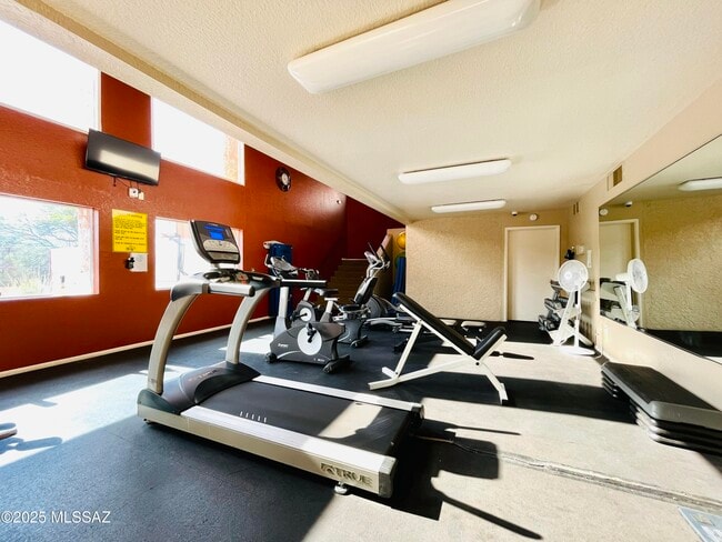 Building Photo - 5051 N Sabino Canyon Rd