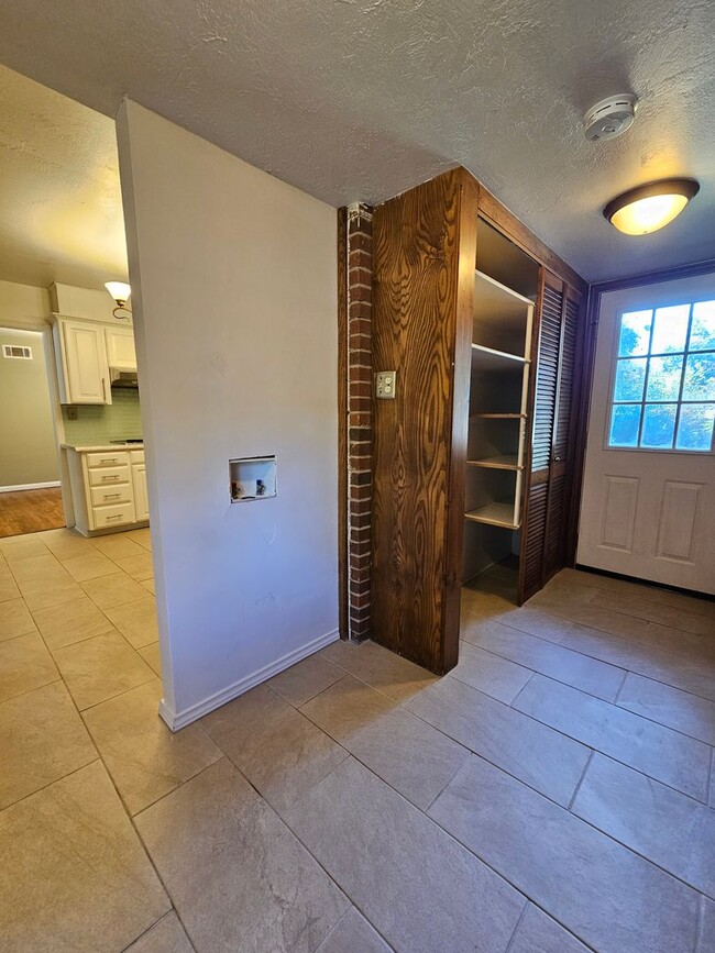 Building Photo - (3) Bed/(2) Bath in Core Norman! Pet Negotiable!