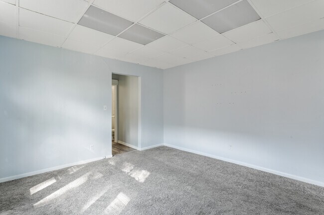 Building Photo - 405 E 6th St