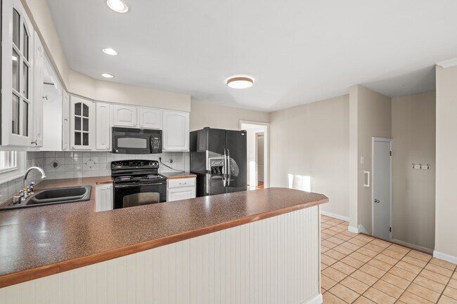 Building Photo - 318 Castleview Dr