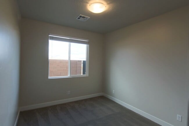 Building Photo - LIKE NEW: 2170+ SQFT and majestic VIEWS  3 Br 2.5 Ba 2 Car garage