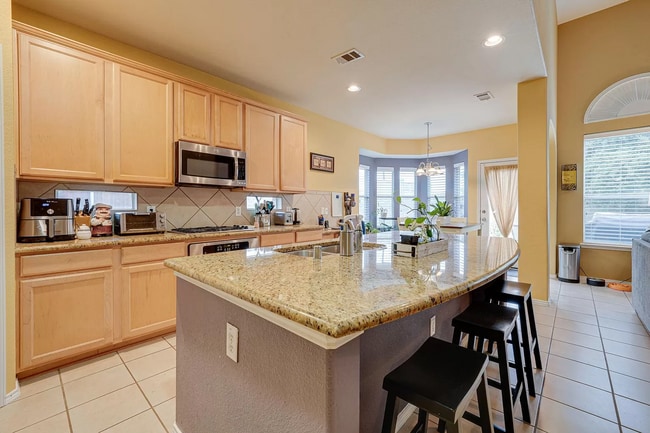 Building Photo - 5517 Crimson Oaks Dr