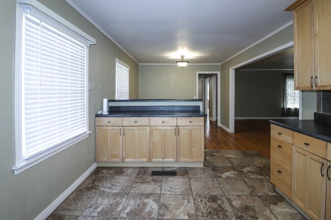 Building Photo - Cozy Bungalow in Brookside area, close to shopping for grocery, coffee shops, restaurants and muc...
