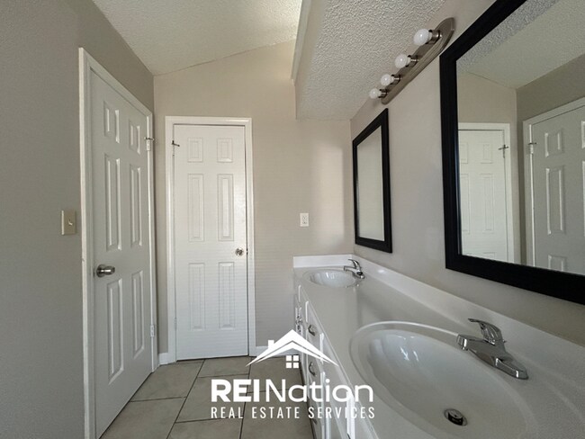 Building Photo - HORN LAKE STUNNER! 3BR/2BA | Vaulted Ceilings & Fireplace | Covered Patio & Garage!