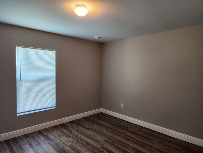 Building Photo - 5012 Dolphin Ct