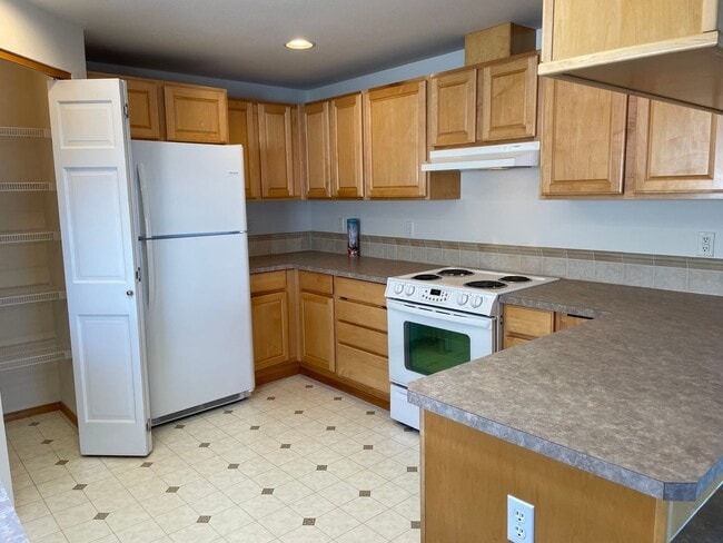 Building Photo - Lovely Mid-Island Home Available August 19th!