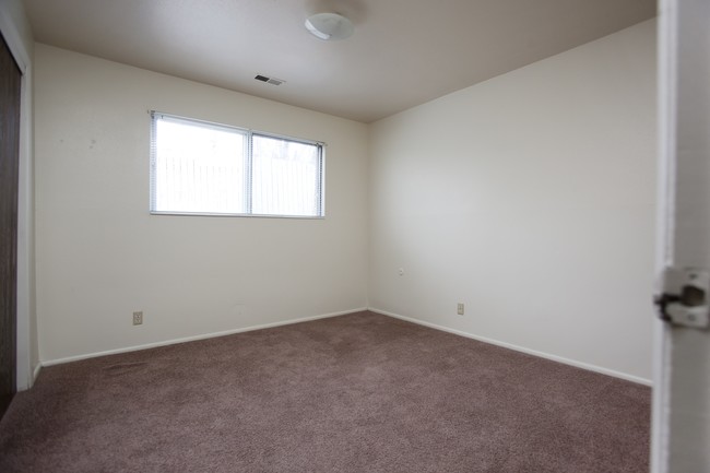 2nd Bedroom - Woodlawn Apartments