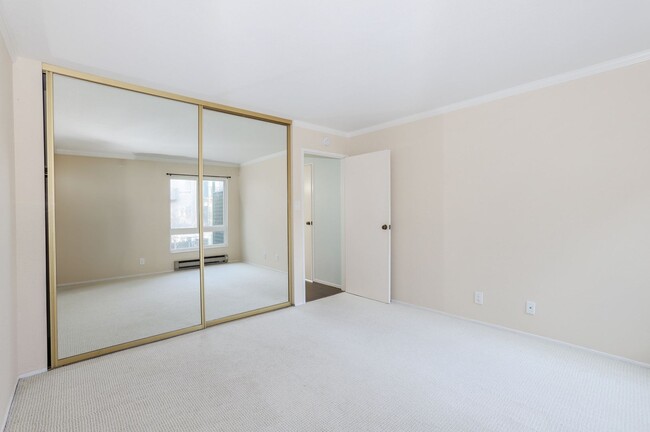 Building Photo - 1 Bed / 1 Bath pet friendly condo with parking in beautiful San Mateo. YouTube Tour!