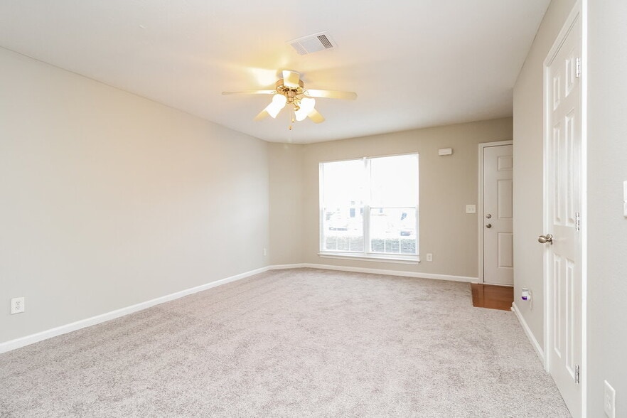 Building Photo - 8029 Logan Dr