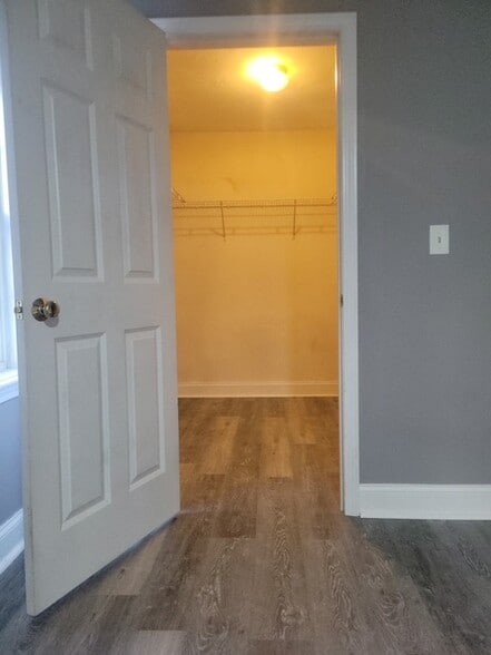 walk-in closet master bedroom - 54 Clarendon St