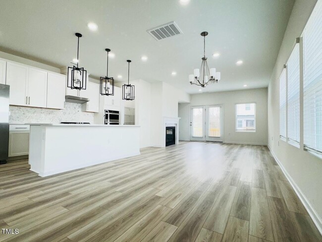 Building Photo - 4 Bedroom End Unit Townhome for Rent