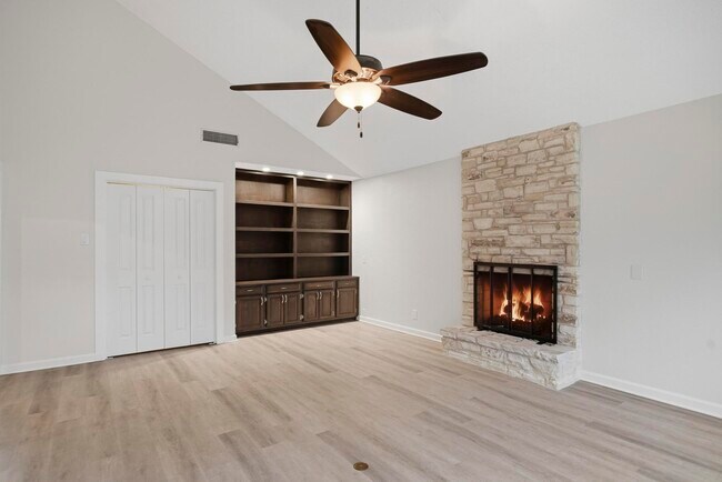 Building Photo - 1906 Hillingway St