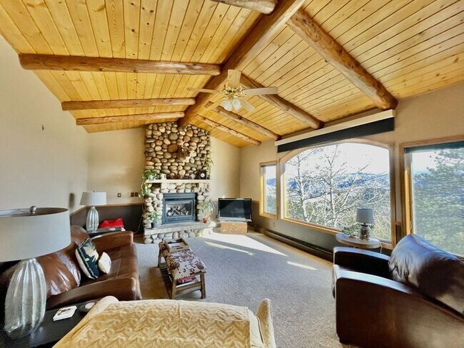 Building Photo - Large 3 bedroom home with gorgeous views i...