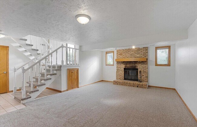 Building Photo - Cozy elegance meets modern convenience in ...