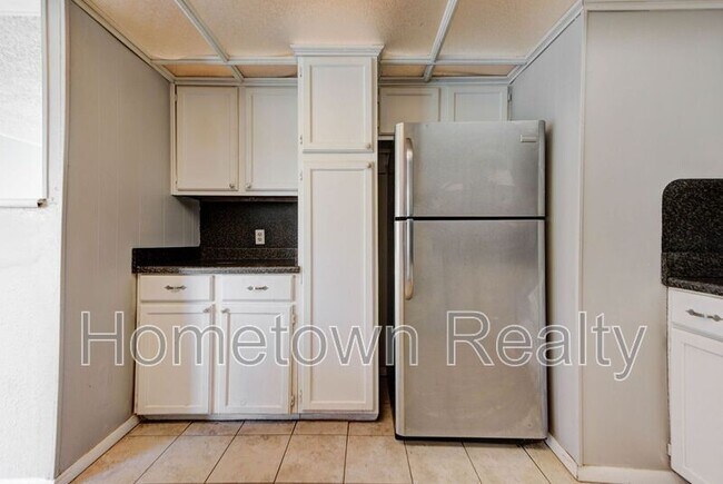 Building Photo - 2401 Piccadilly Cir