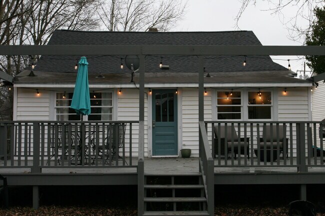 Building Photo - 705 Stevens Ave NE