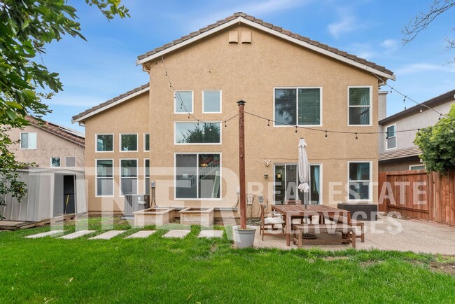 Building Photo - Spacious and Modern 4 Bedroom Elk Grove Ho...