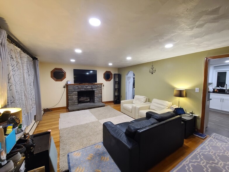 Living room - 55 Newport Ave