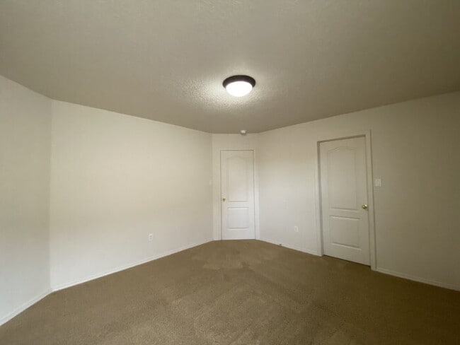 Building Photo - Large 5BR/2Story w/Balcony - Northern Meadows
