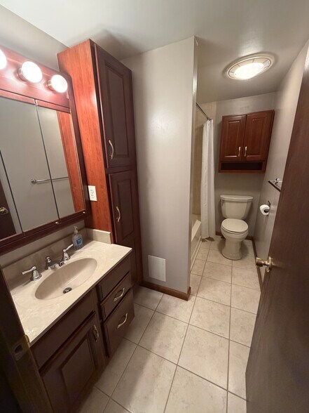 Building Photo - 325 Main St