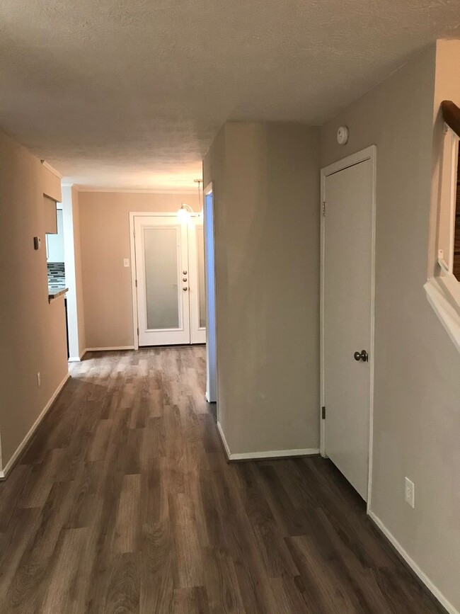 Building Photo - Newly Remodeled Condo!