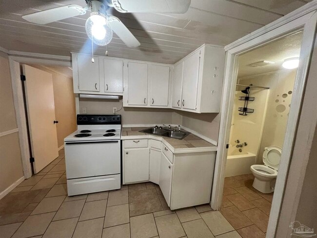 Building Photo - 1036 Hawthorn Dr