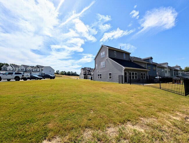 Building Photo - Stunning 4BR/3.5BA End Unit Townhome in Wa...