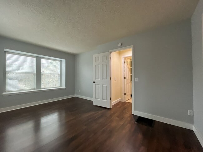 Building Photo - Stunning Lake Oswego Home with Outdoor Retreat, Vaulted Ceilings & Walk-In Closet