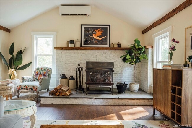 Building Photo - 2 Locust St