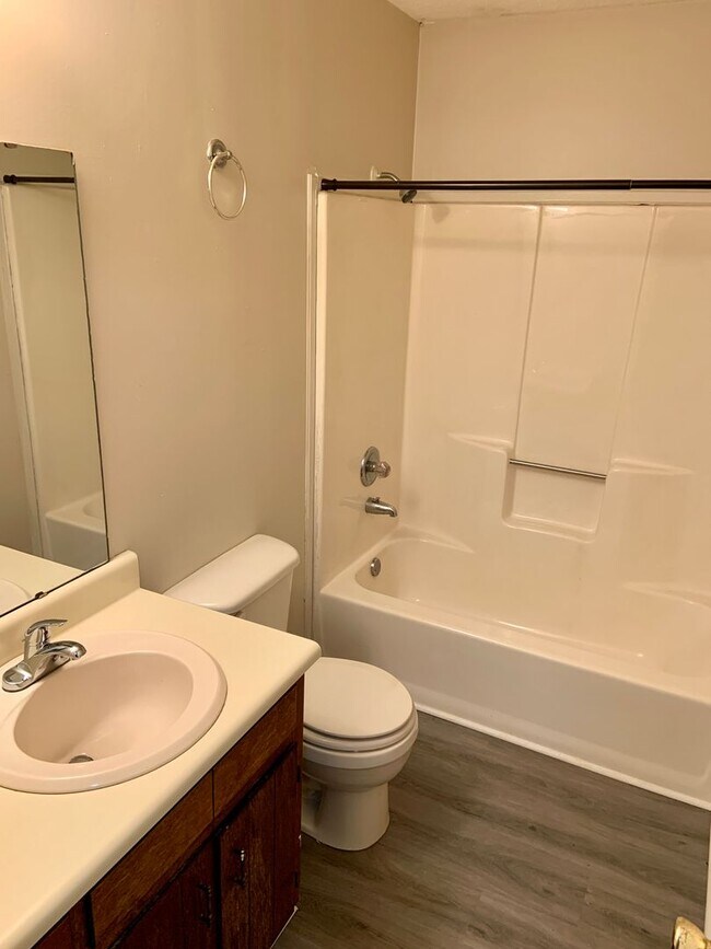 Building Photo - 2 Bedroom Duplex with Yard