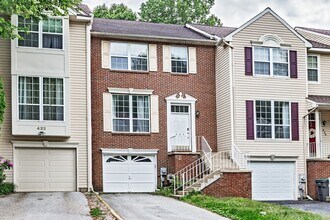 Building Photo - North Pointe 3 bedroom, 2.5 bath interior townhome