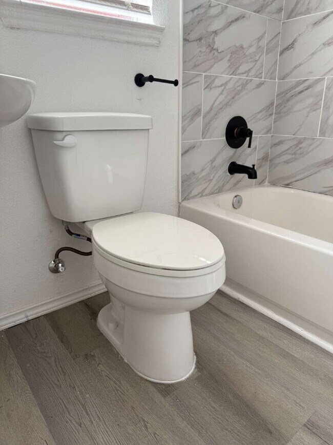 Building Photo - Newly Renovated Beautiful Home Close to So...