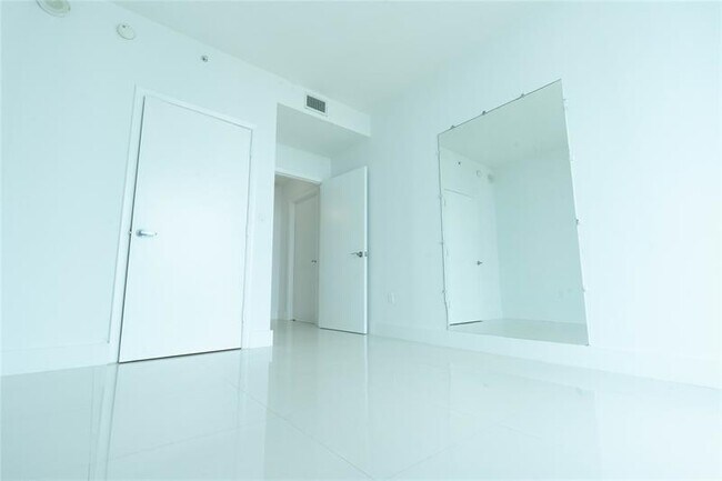 Building Photo - 1900 N Bayshore Dr