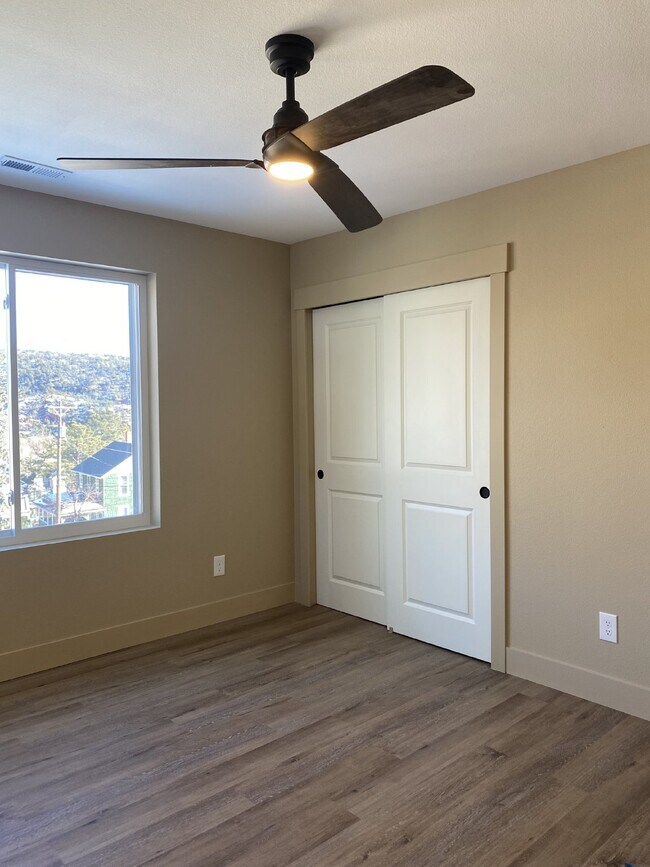Building Photo - 2 Bedroom Duplex in Manitou - Prospect