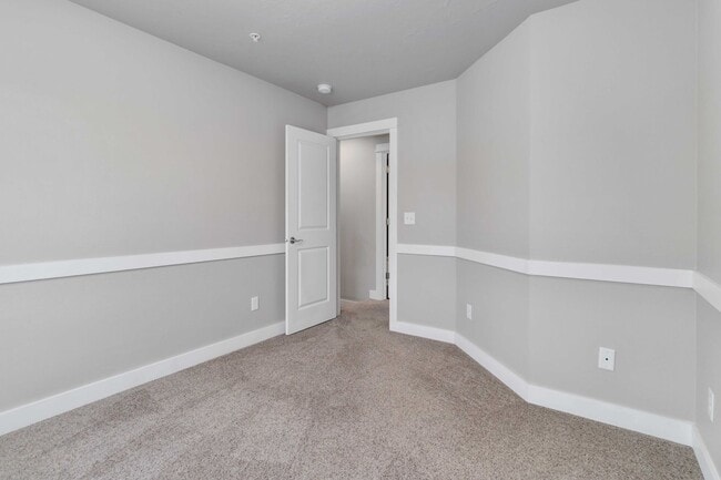 Building Photo - 2 bedroom Townhome