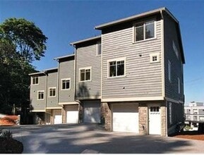 Building Photo - Beautiful 3 Bedrooms 2.5 baths Townhouse.