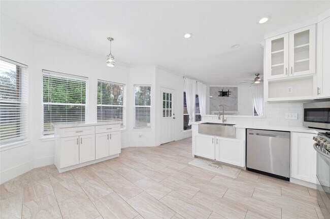 Building Photo - 5214 Bay Pines Dr