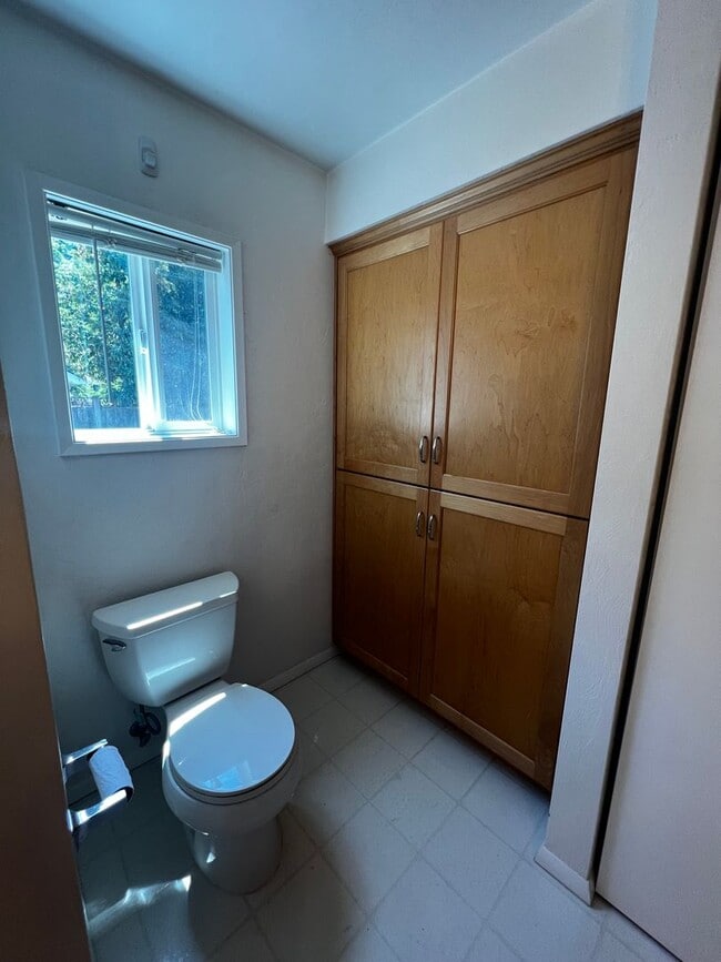 Building Photo - 4-Bedroom 3-Bathroom house with attached 1 bedroom apartment