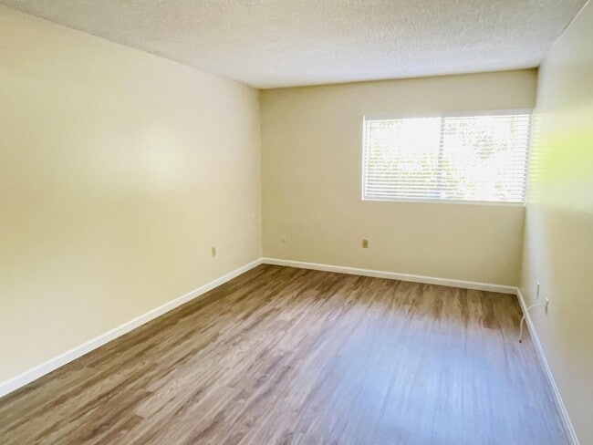 Building Photo - 6856 Hyde Park Dr