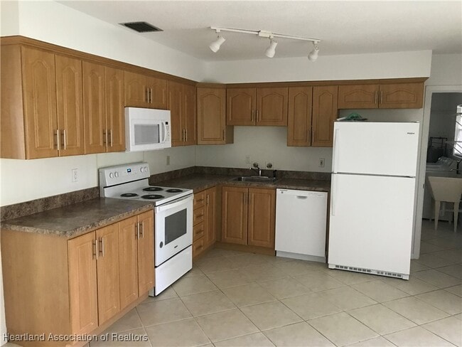 Building Photo - 2728 Queenswood Dr