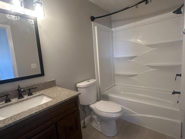 Building Photo - 2412 W Sweetbay Ave