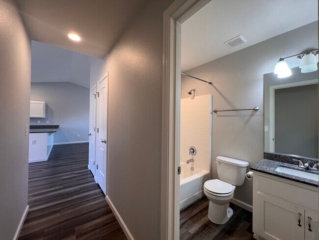 Building Photo - 4 Bedroom 2 Bathroom Fallon Home